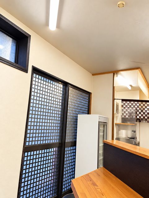 格子の引き戸がある出口を、店の中から見たところ