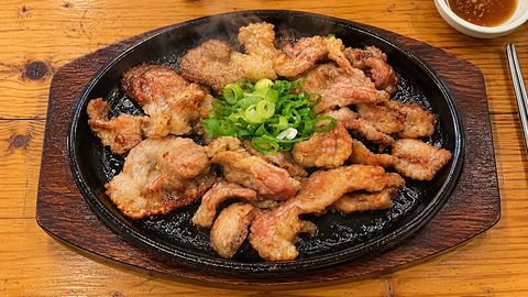 鉄板皿に盛ったすじ塩と、青ねぎ